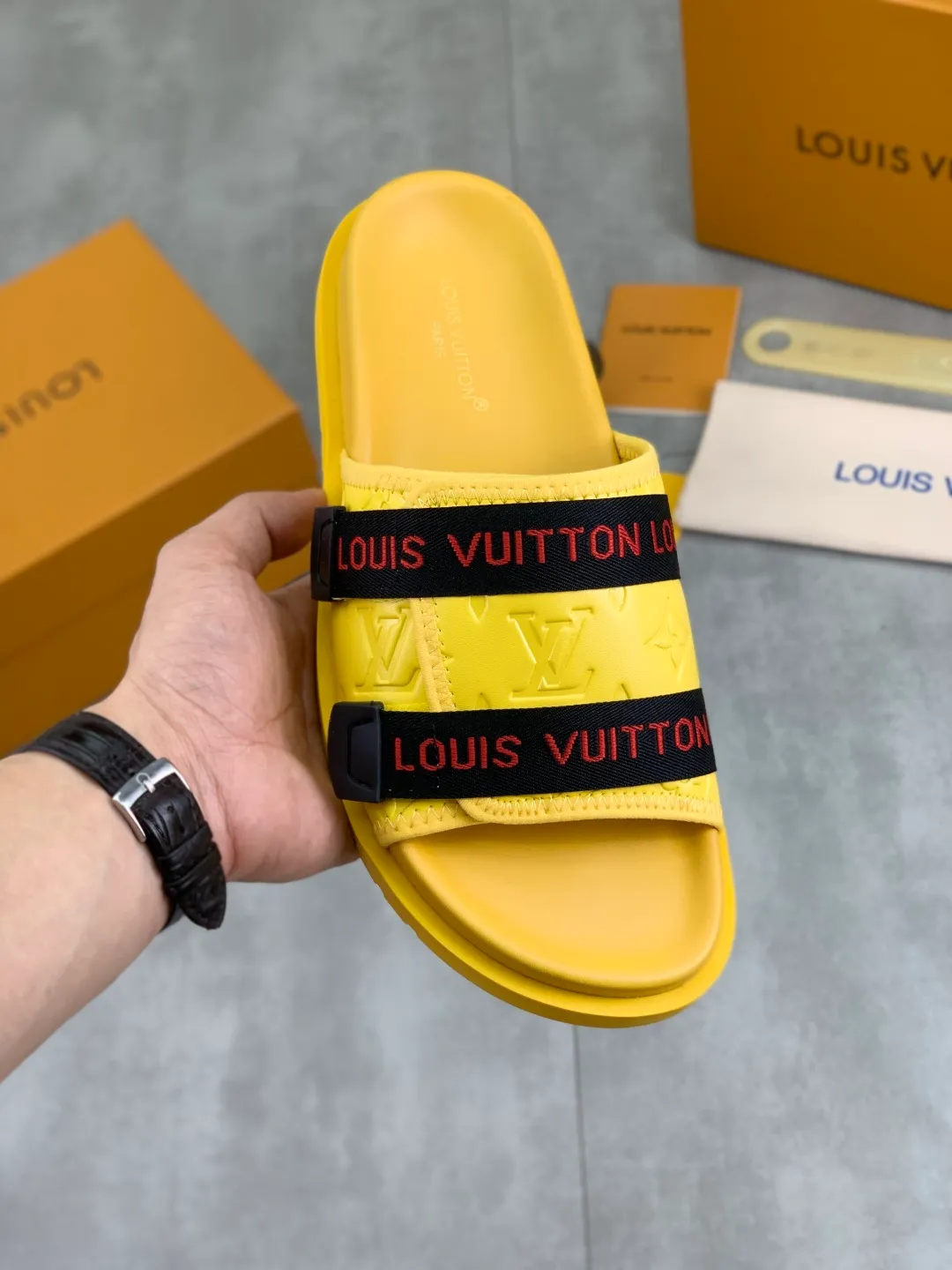 Men's shoes 💰P320💰【New style】🆘 Original quality 【LOUIS VUITTON】The popular Louis Vuitton LV men's slippers on the official website are on sale simultaneously! Original fabric imported from Italy, original factory special supply, code number: 38-44 (45 customized), many colors available